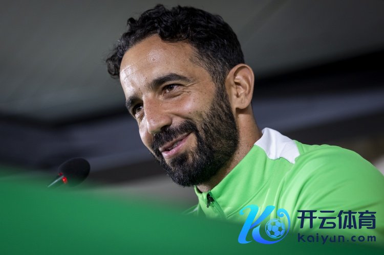 卡拉格：阿莫林确乎很有魔力，他在回报问题时老是面带浅笑