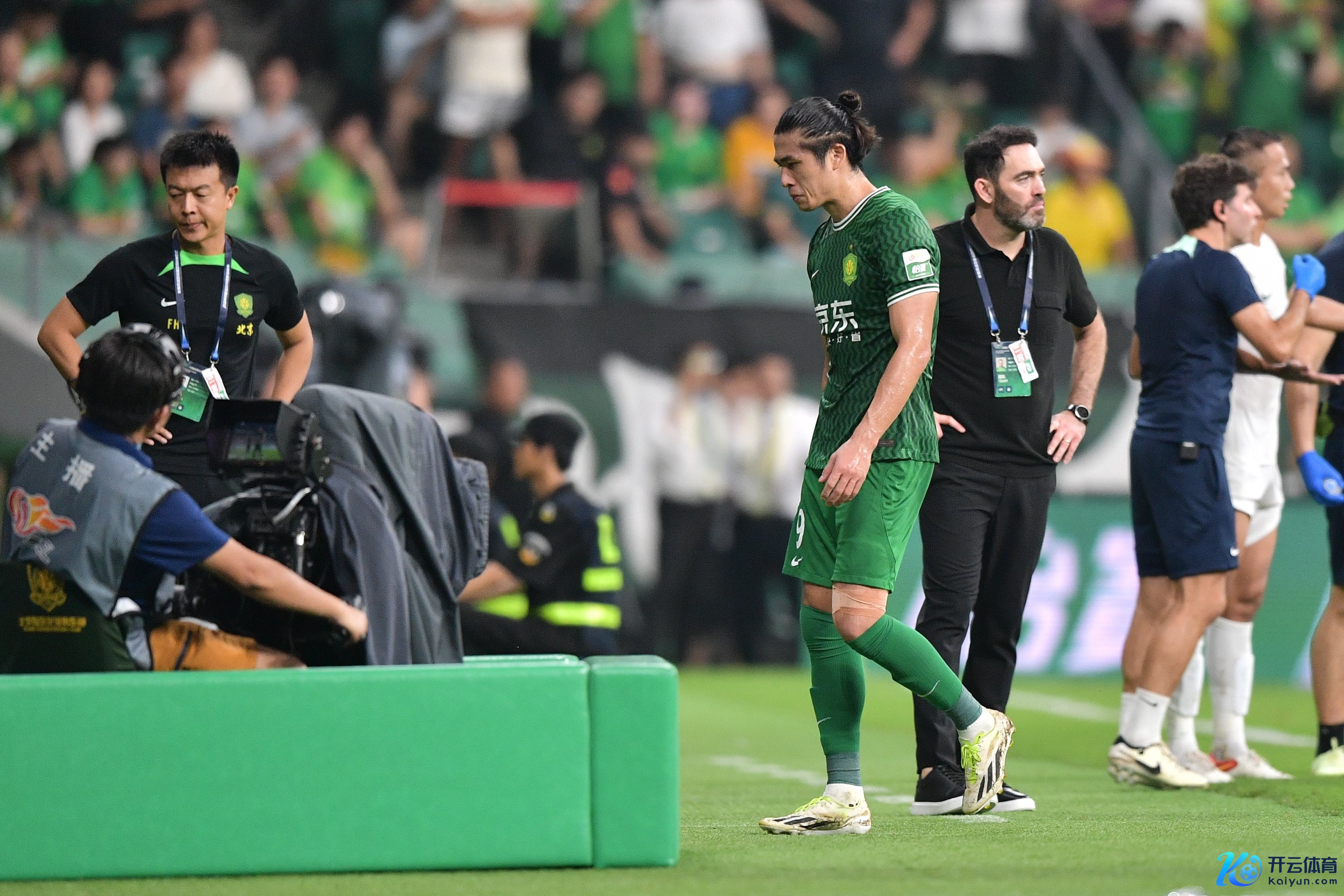 博主：国安部分队员乘坐航班赶赴昆明，行将开启冬训